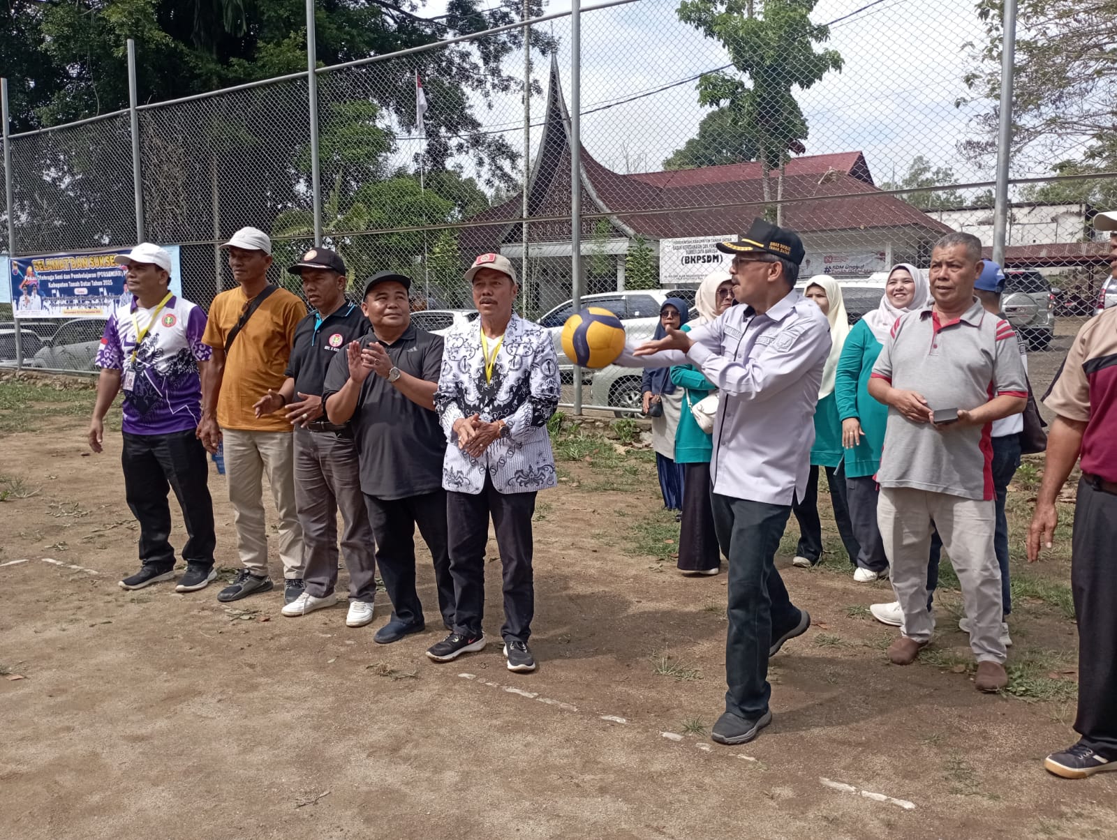 Kadisdik In Hendri Abbas lakukan servis, sebagai tanda dimulainya Porsenijar tingkat Kabupaten Tanahdatar.